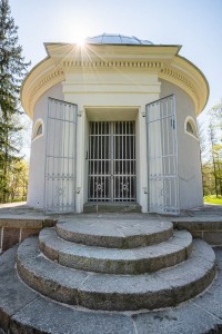 aluksne park mausoleum